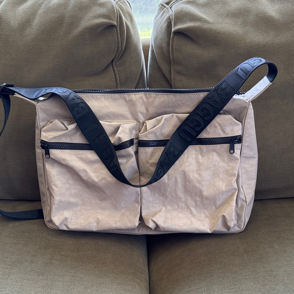 BAGGU Tan Messenger Bag with Black Accents - Picture 7 of 8